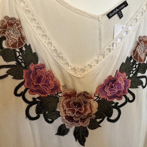 BOGO NWOT Charlotte Russe Gauzy Cream Sleeveless Top w/Floral Embroidery Size 2X - Picture 3 of 3